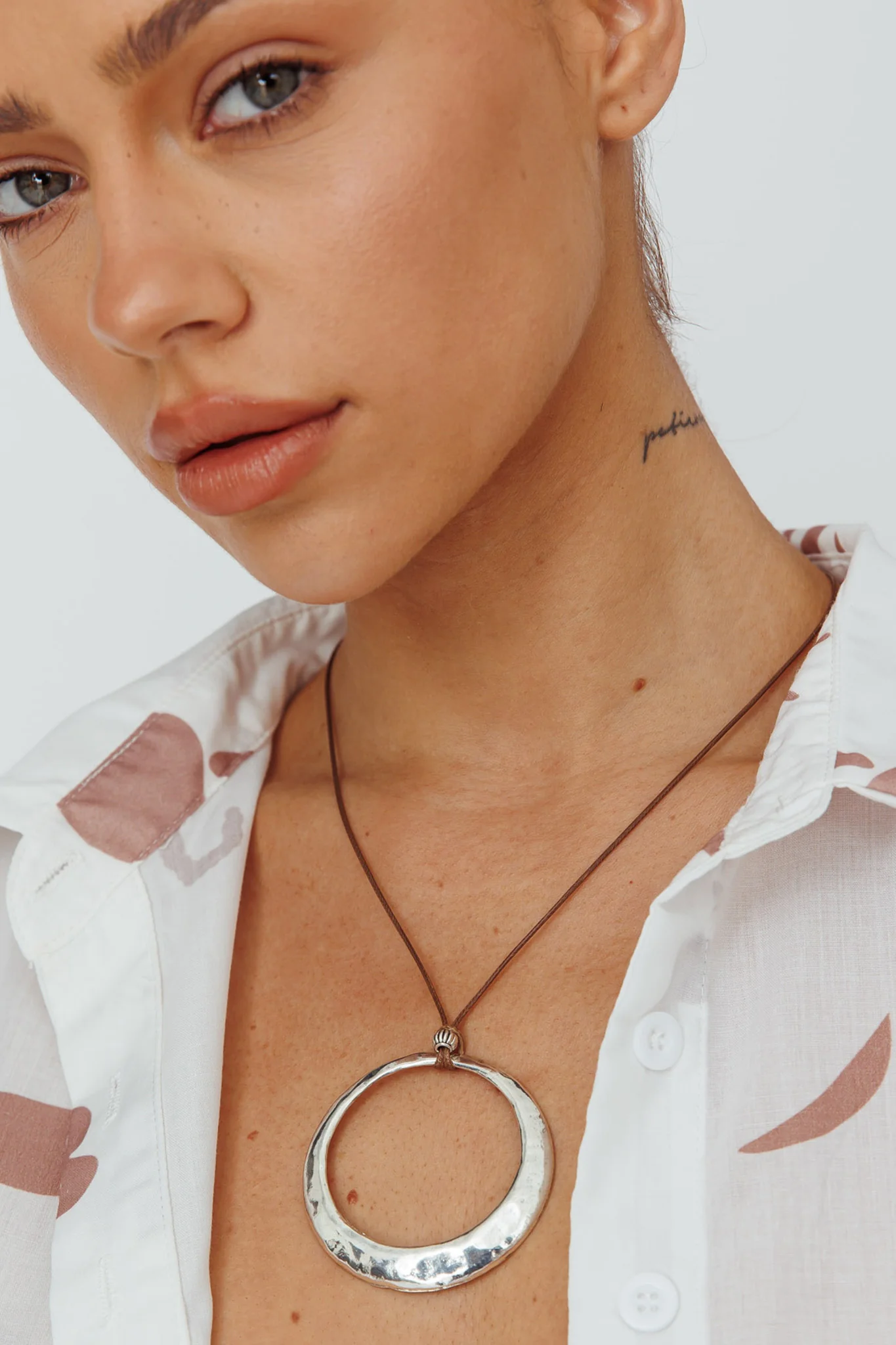 Le Monde Circle Pendant Necklace Silver - Sonourner